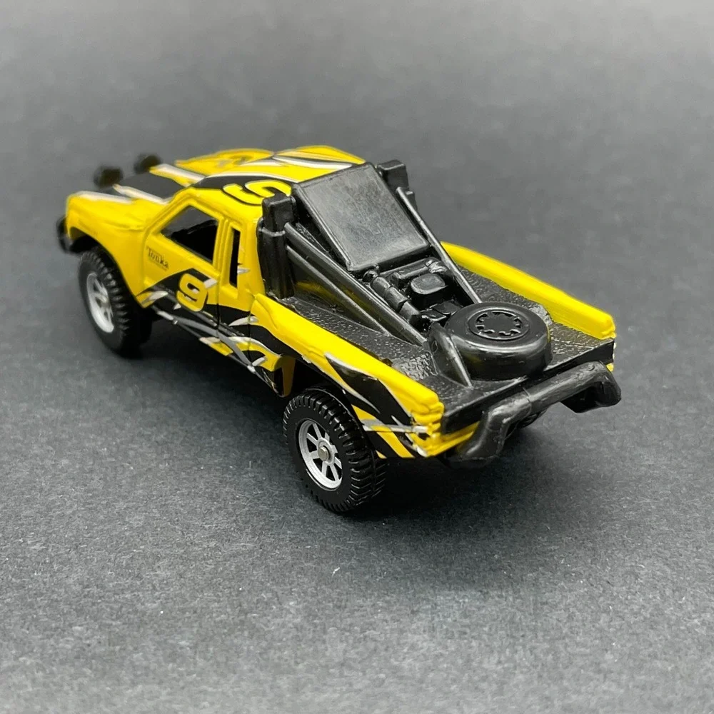 Maisto Tonka '86 Toyota SR5 Prerunner Pickup Truck Yellow 1/64 WorkingSuspension
